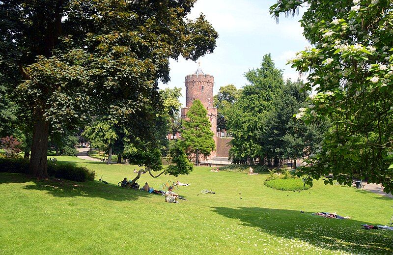 File:Nijmegen, Kronenburgerpark, centrum.jpg