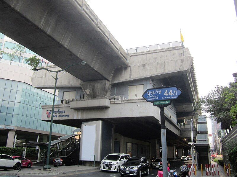 File:Phra Khanong Station.jpg