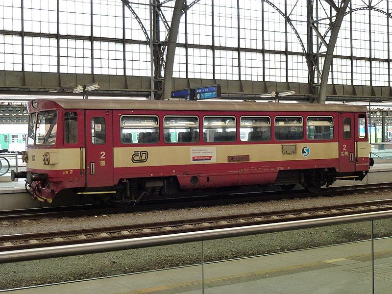 File:RailbusAtPrahaHlavníNádražíJuly2011.jpg