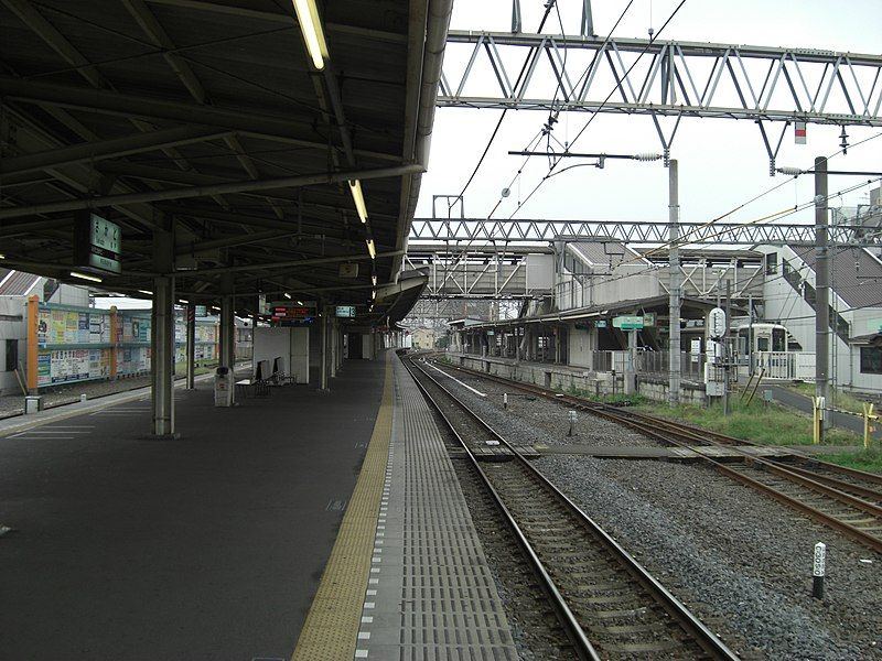 File:Sakado-st-Platform.jpg