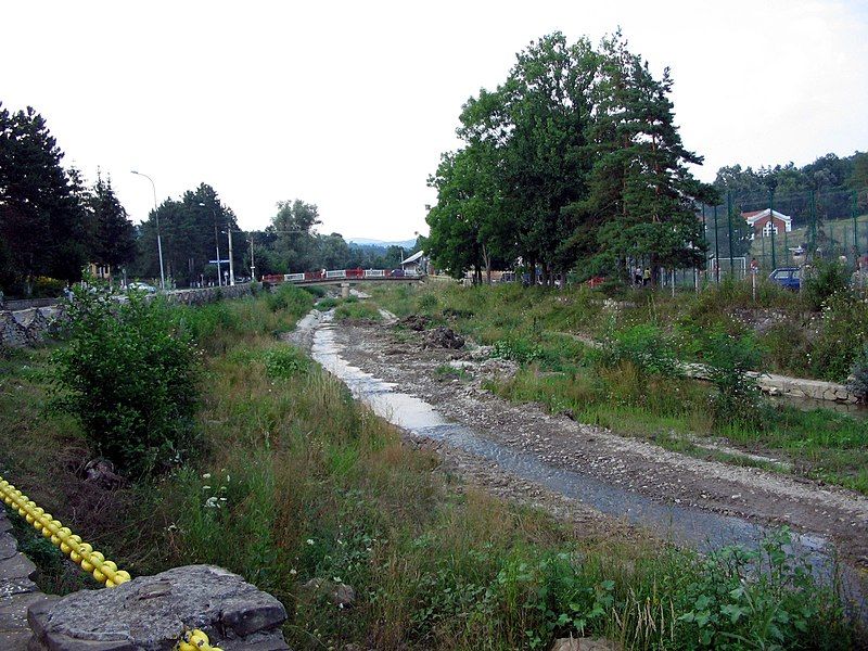 File:Slanic river Teleajen.jpg