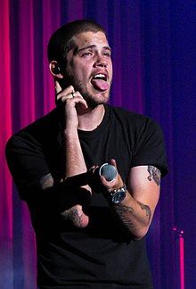 Oller performing in 2014