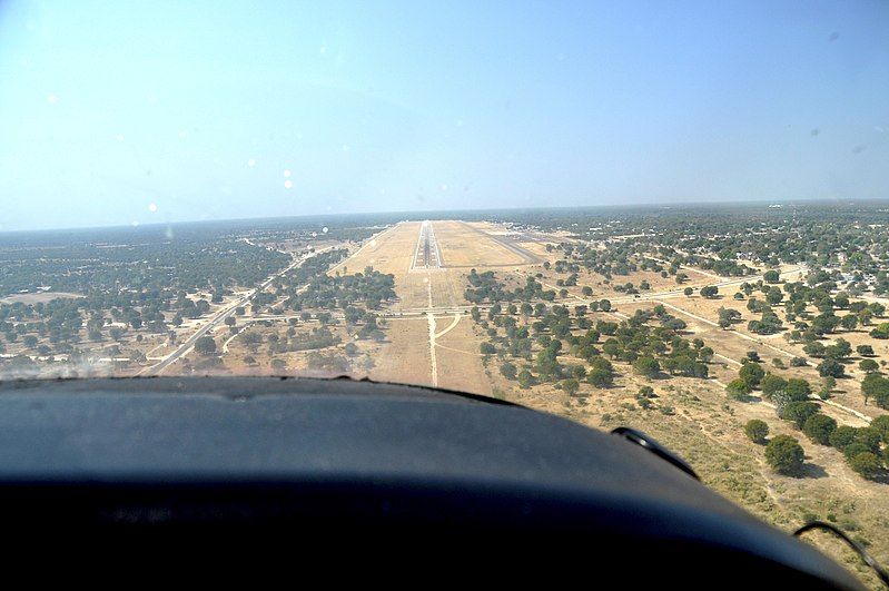 File:Anflug Maun.jpg