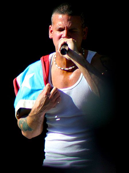 File:CALLE13-residente-NuevaYork-2006.jpg