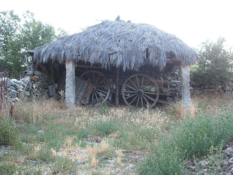 File:CARROS EN CHOZO.JPG