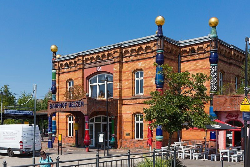 File:Empfangsgebäude, Bahnhof Uelzen.jpg