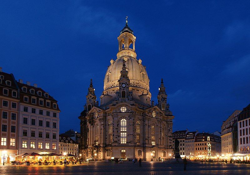 File:Frauenkirche Blaue Stunde.jpg