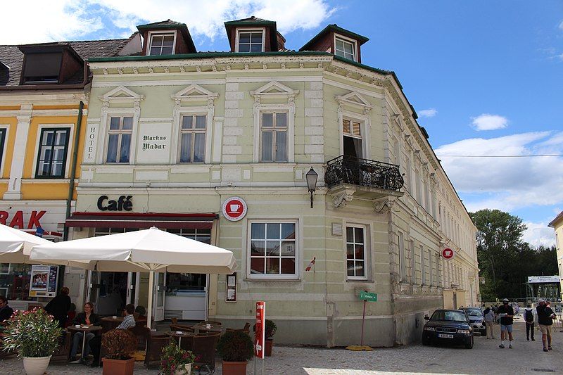 File:Hauptplatz10Melk.JPG