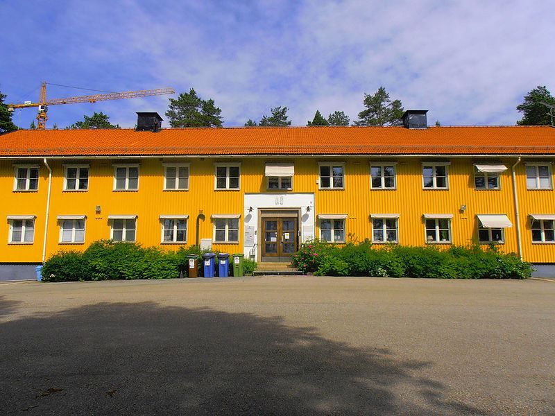 File:Kronanmilitarybuilding.jpg