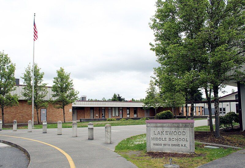 File:Lakewood Middle School.jpg