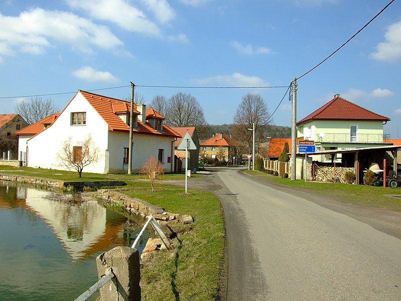 File:Měňany, Tobolka, cesta.JPG