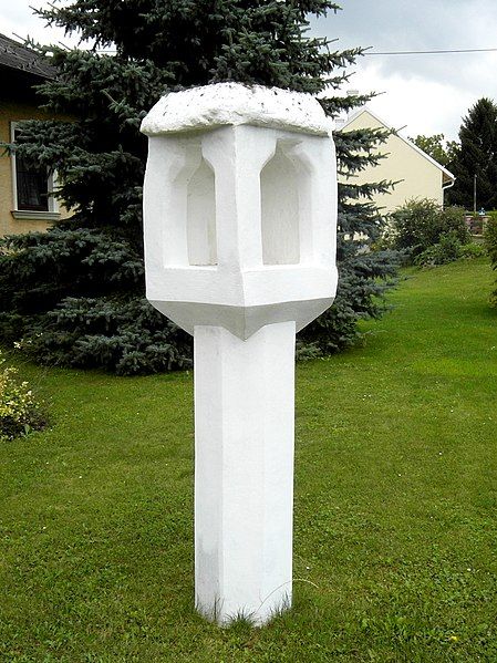 File:Mollmannsdorf-Lichtsäule.jpg