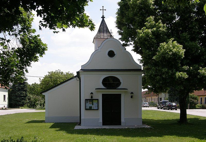 File:NOE Großhofen Ortskapelle.jpg