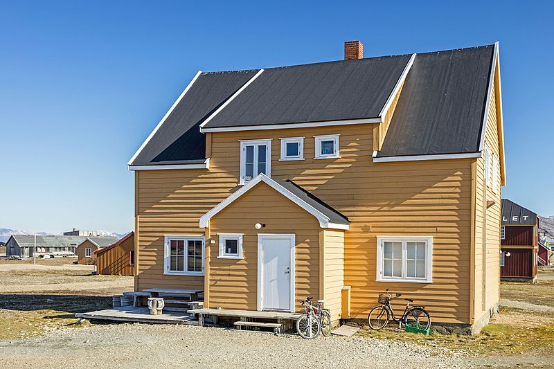 File:NOR-2016-Svalbard-Ny-Ålesund-Yellow house.jpg