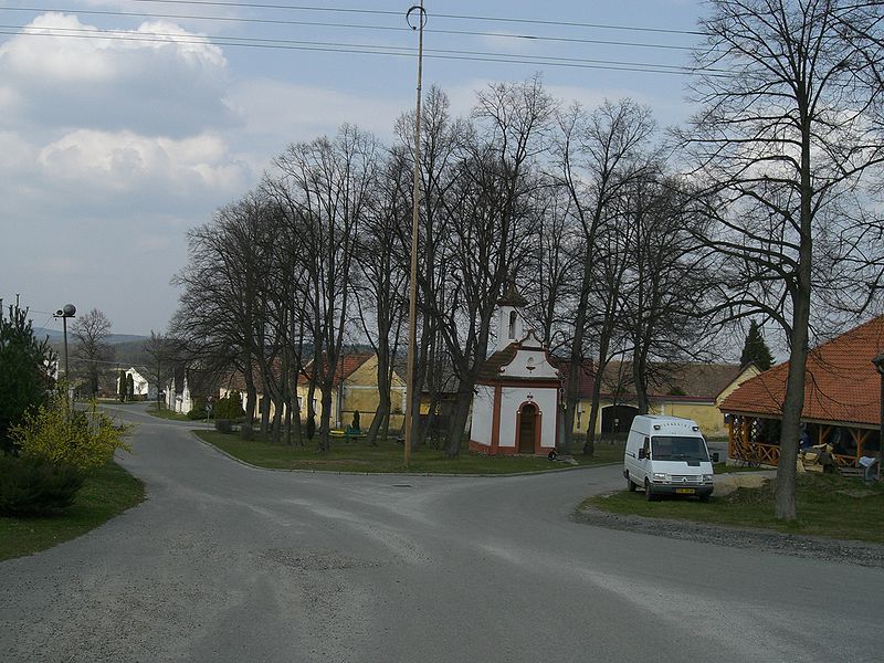 File:Ražice-chapel.jpg