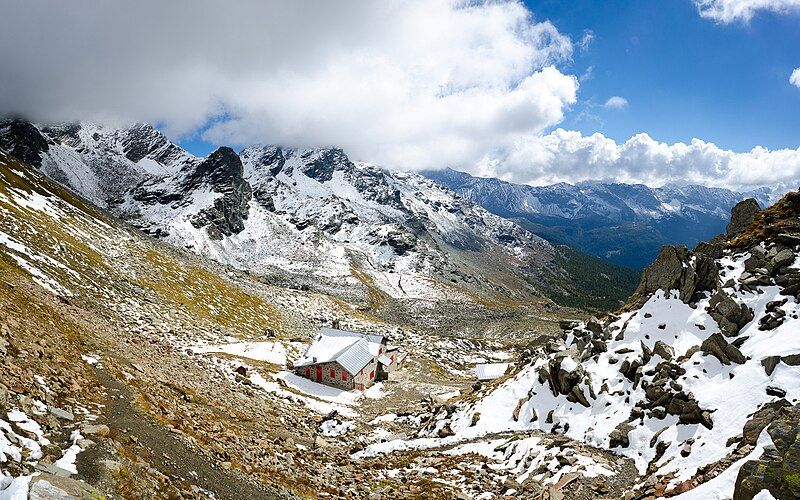 File:Rifugio Carate (123109181).jpeg