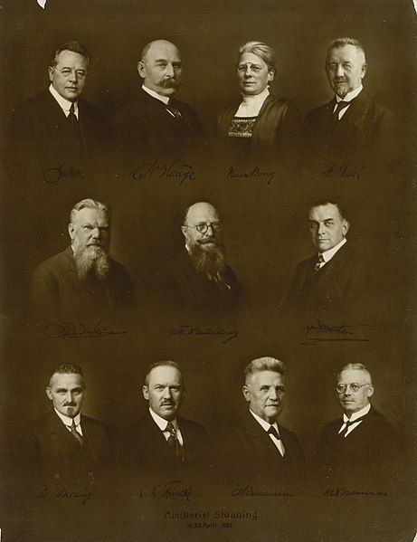 File:Stauning I cabinet.jpg