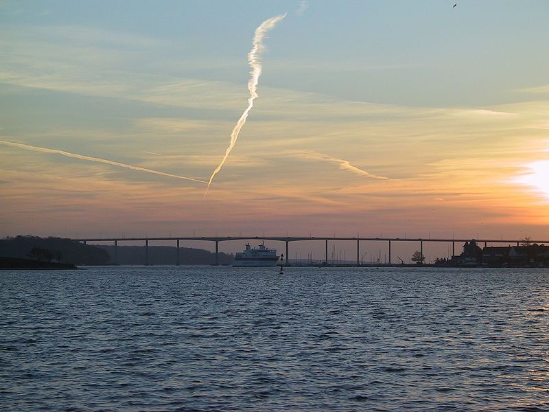 File:Svendborgsund Bridge-side-backlight.jpg