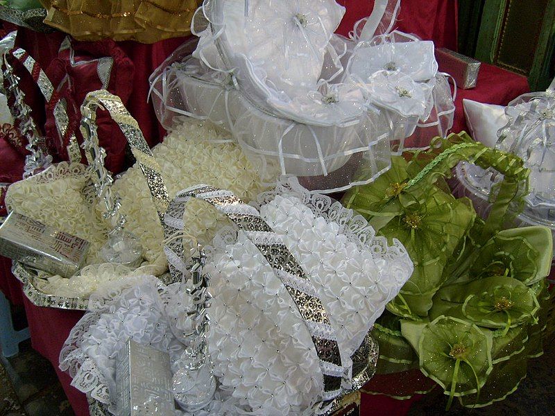 File:Trousseau mariage Tunis.JPG