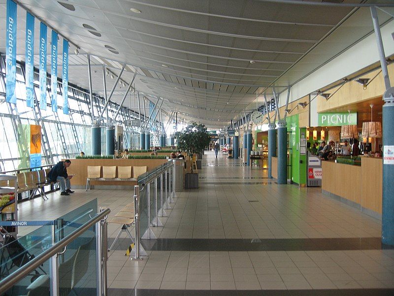 File:Vaernes lufthamn.jpg