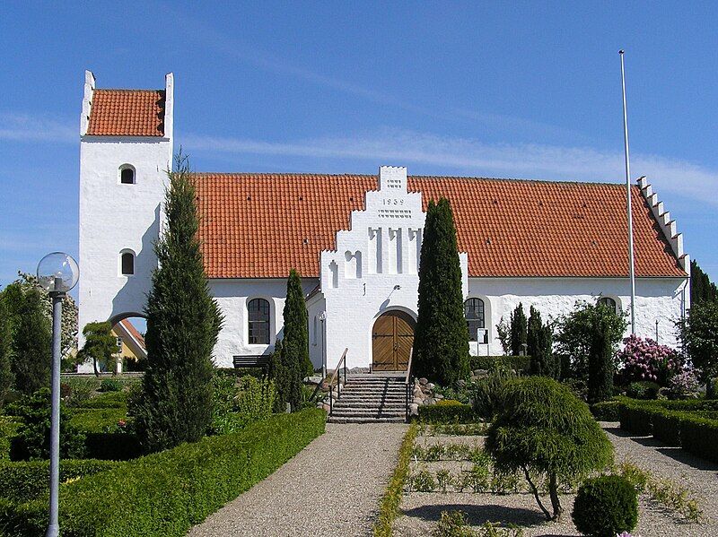 File:Vejstrup Kirke.jpg