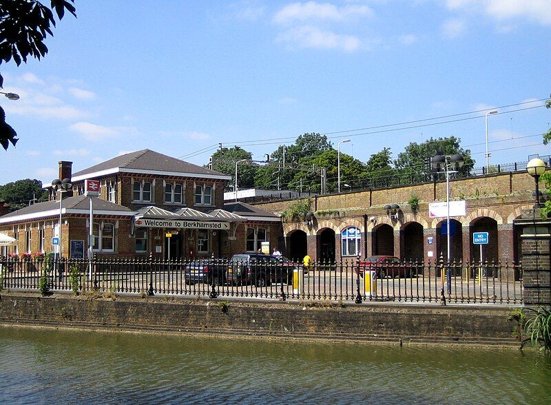 File:Berkhamsted Railway Station.jpg