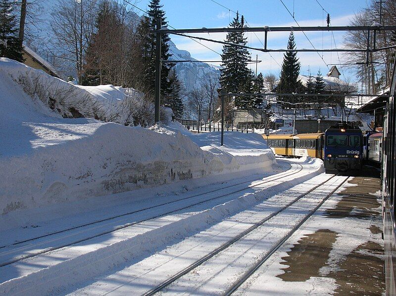 File:Bruenigpass Bahn Winter.jpg