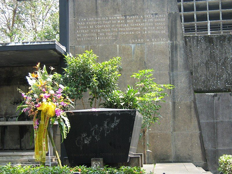 File:CM Recto Tomb.jpg