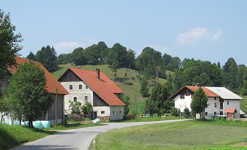 File:Dole Idrija Slovenia.JPG