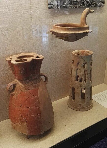 File:Eretz-Israel-Museum-ceramics-pavilion-ritual-paraphernalia-44106.jpg