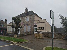 The town hall in Lavangeot