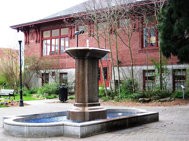 File:McMinnville Oregon Library.JPG