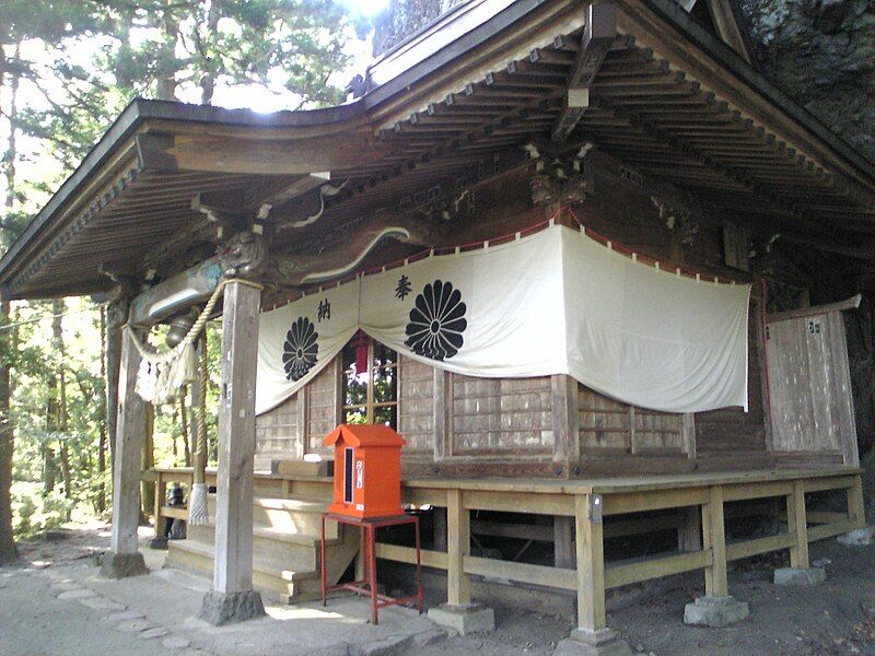 File:Nakanotake Shrine.JPG