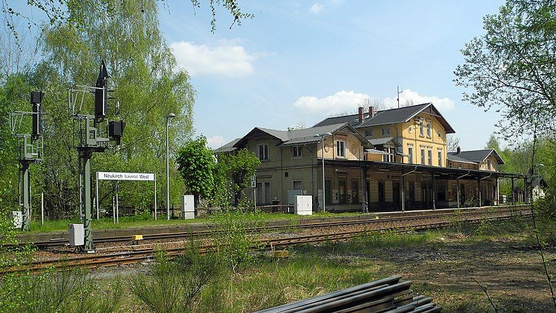 File:Neukirch-Bahnhof-West-3.jpg