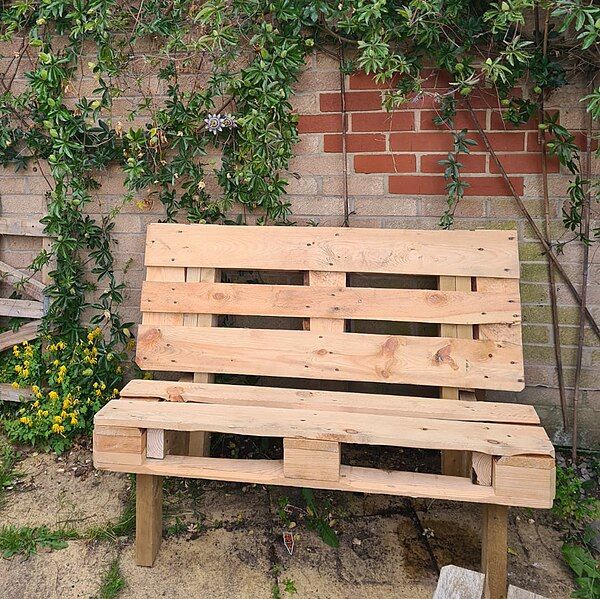 File:Pallet Bench.jpg