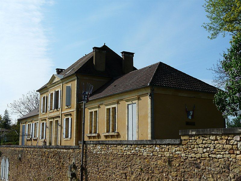 File:Saint-Germain-de-Belvès mairie.JPG