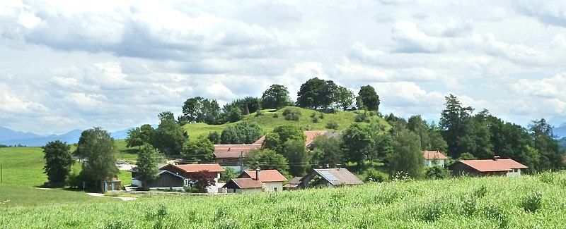 File:Schlossberg Tettelham.jpg