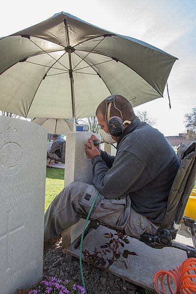 File:Ypres Reservoir Cemetery-3.JPG