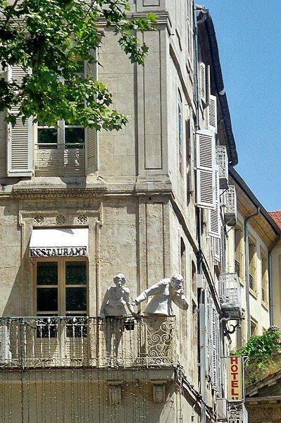 File:Avignon statues.jpg