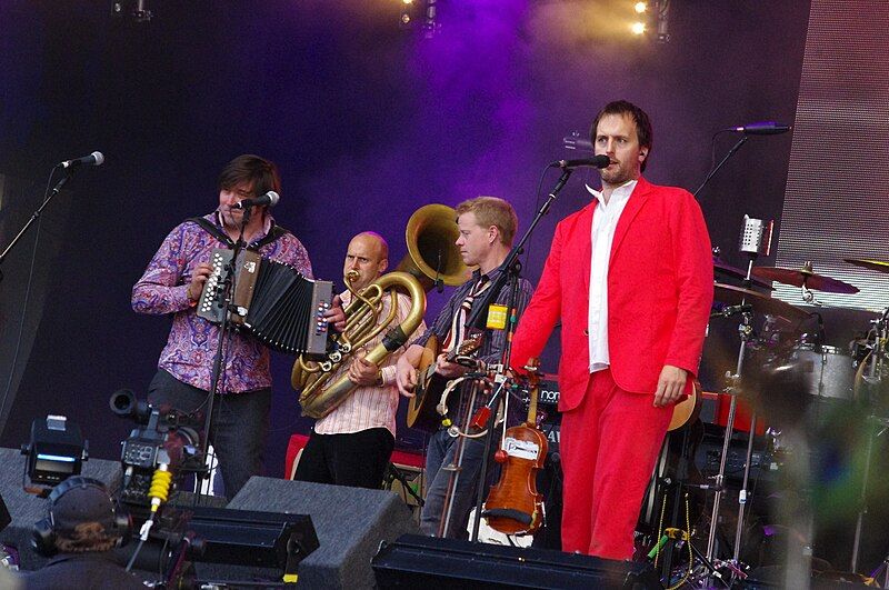 File:Bellowhead@Cropredy.jpg