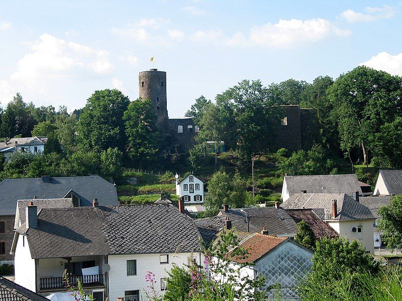 File:Burg-Reuland JPG09.jpg