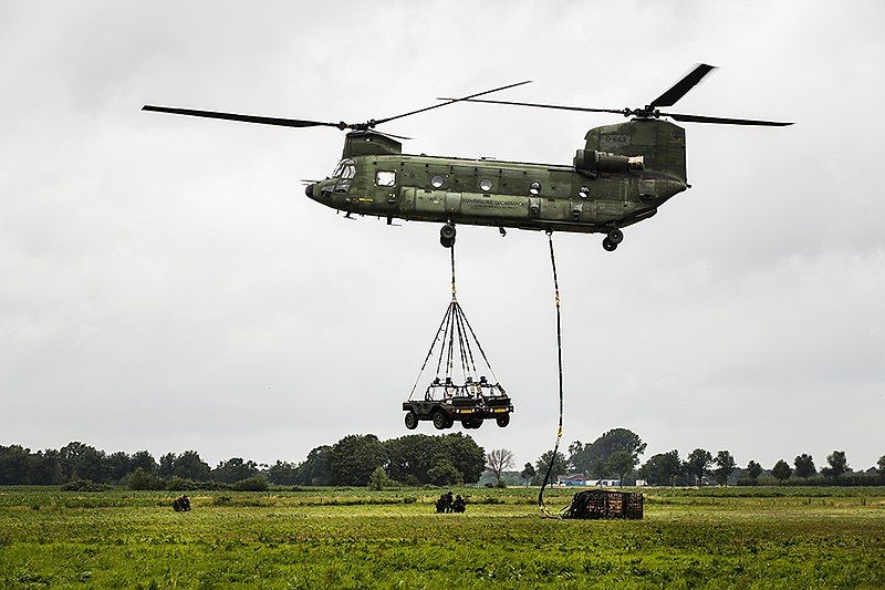 File:Chinook-dropt-last-met-twee-lsv.jpg