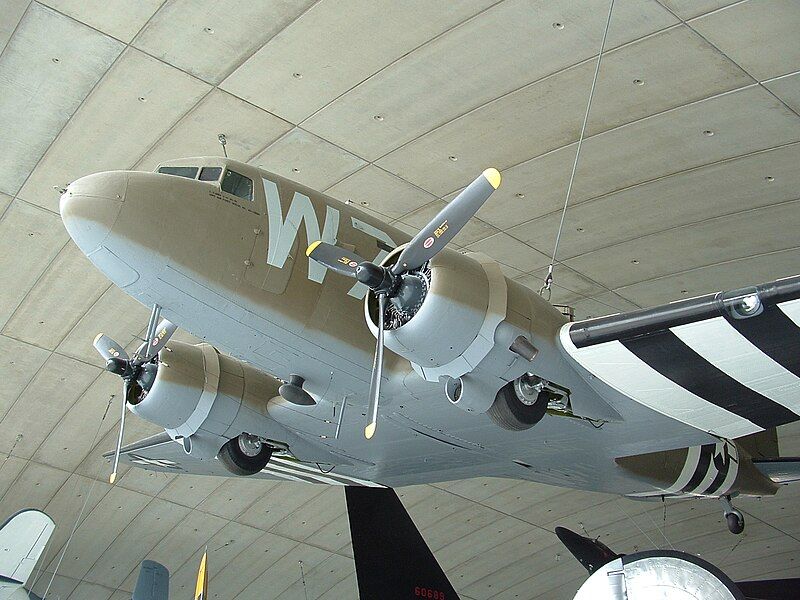 File:Douglas DC-3 (490307679).jpg