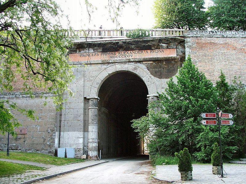 File:Esztergom.sotetkapu.JPG