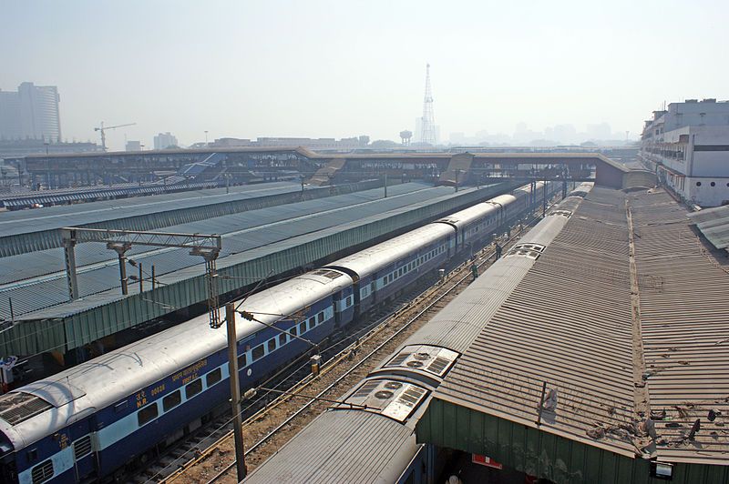 File:Gare-New-Delhi-intérieur.JPG