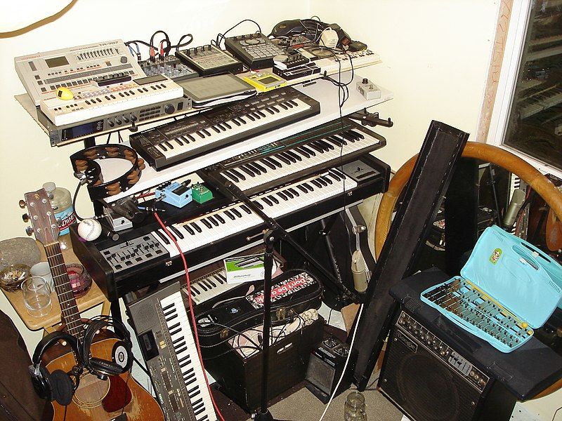 File:Helloitabot'sStudio1.jpg