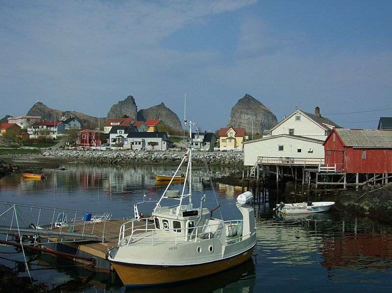 File:Husøya harbour 01.JPG