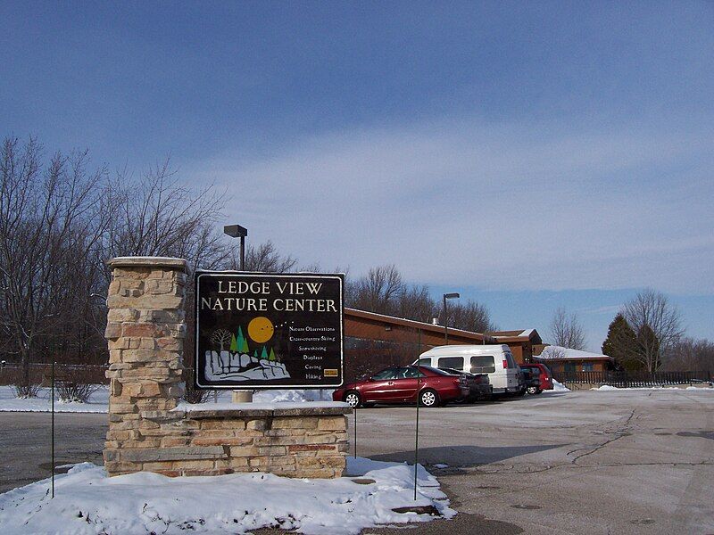 File:LedgeViewParkSignCalumetCountyWisconsin.jpg