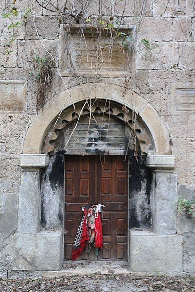 File:S'ilin church (entrance).jpg