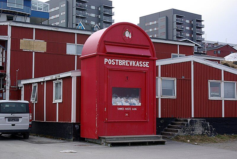 File:Weihnachtsbriefkasten Nuuk Grönland.jpg